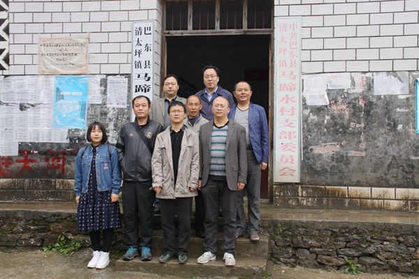 与村支书合影.JPG