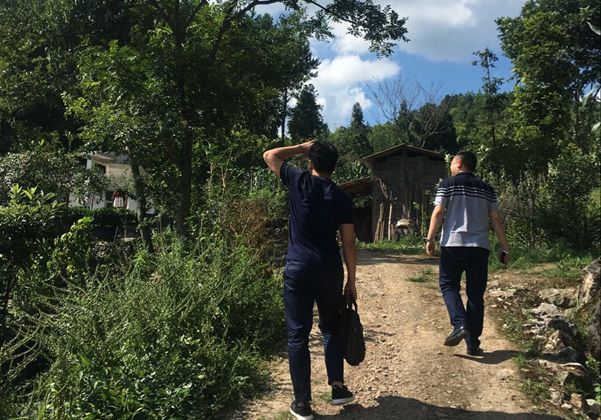 咸丰行走在山路上.jpg