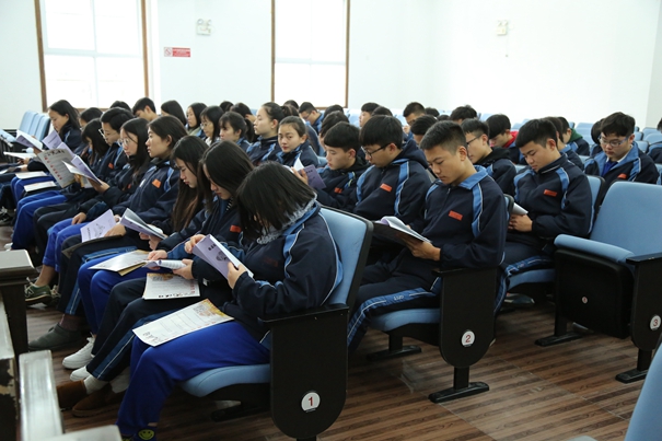 学生阅读普法材料 (2).JPG