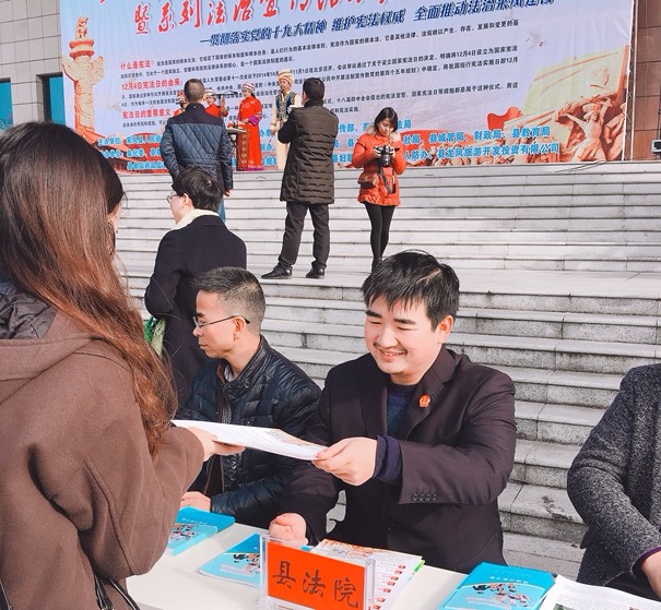 向群众发放普法材料 (3).JPG