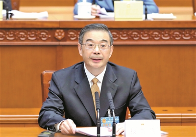 图为周强作关于人民法院解决“执行难”工作情况的报告。.jpg