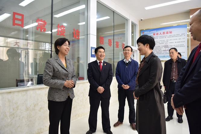 李院长、许院长和向书记亲切交谈.JPG